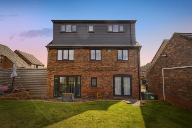 5 bed Detached for sale Image 12