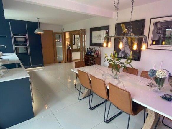 KITCHEN/DINING ROOM