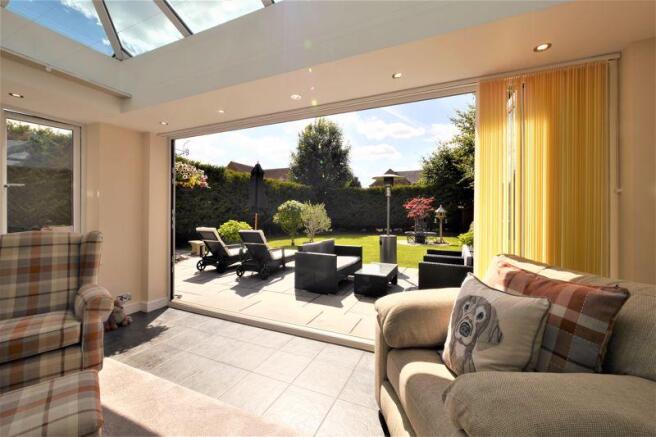 LOUNGE OUTLOOK