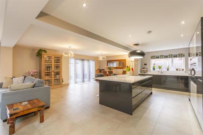 Open Plan Living/Dining Kitchen