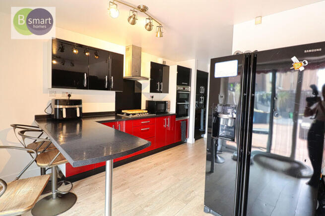 5 bed Town House for sale Image 5