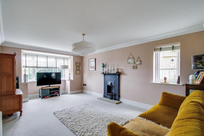 5 bed Detached for sale Image 8
