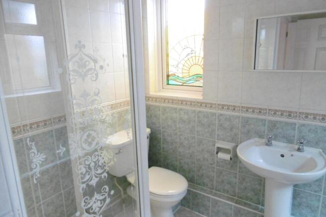 bathroom 2nd aspect