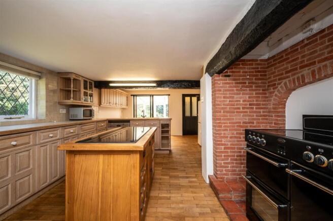 4 bed Detached for sale Image 11