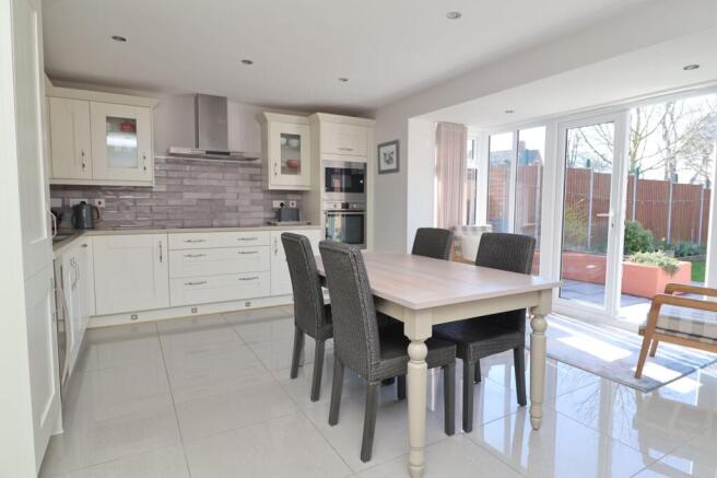 4 bed Detached for sale Image 8