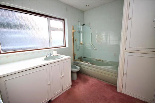 LARGE BATHROOM: