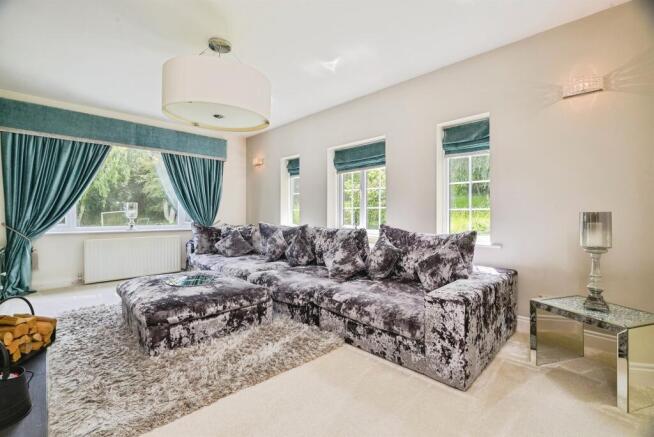 5 bed Detached for sale Image 9