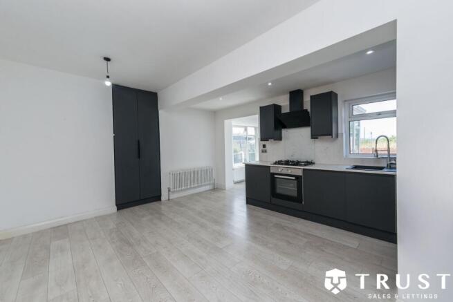 3 bed Semi-Detached to rent Image 6