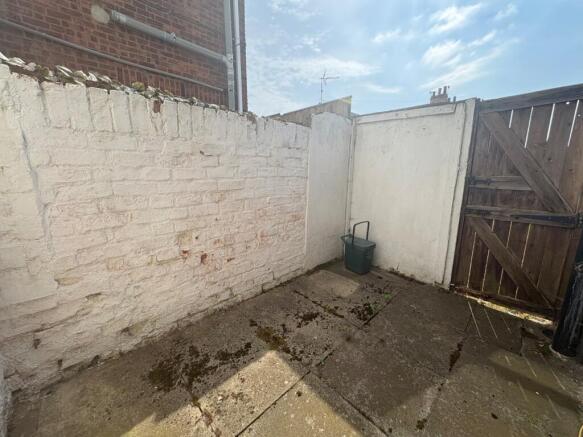 3 bed Terraced to rent Image 9