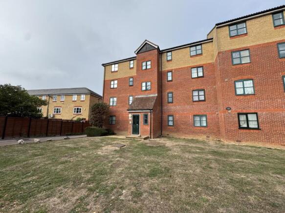 Large 2 bedroom flat