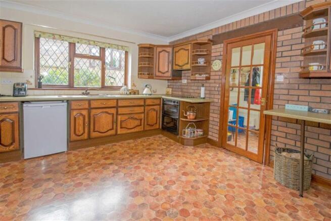 KITCHEN/BREAKFAST ROOM