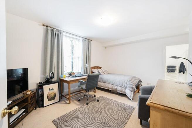 3 bed Flat for sale Image 4