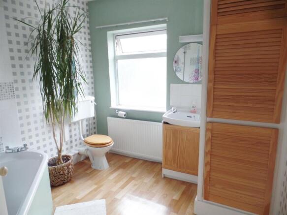 Spacious Bathroom