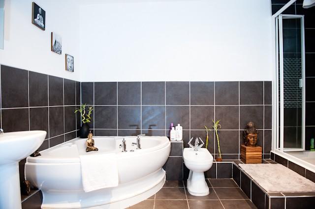 Spacious Bathroom