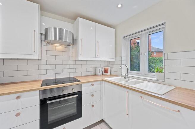 BCLR - 4 Chatten Court - Kitchen (4).jpg