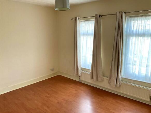 bedroom 1pic2.jpg
