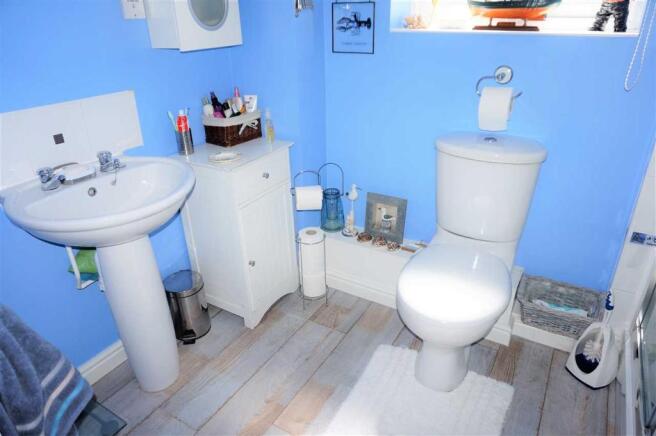 EN-SUITE SHOWER ROOM