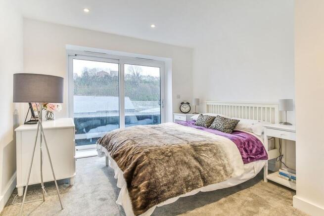 2 bed Penthouse to rent Image 11