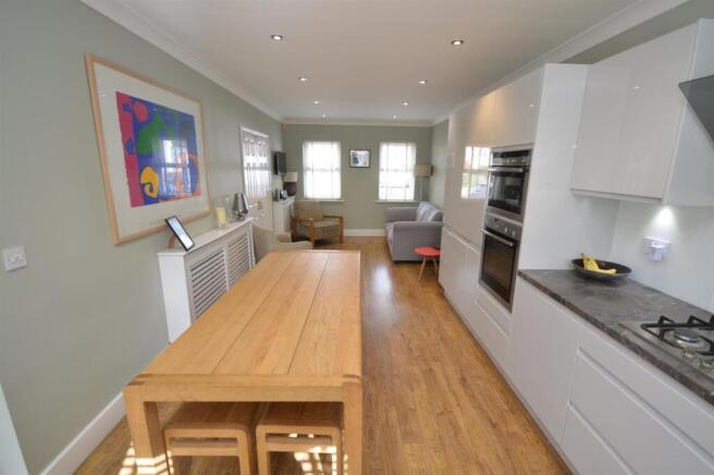 4 bed Town House to rent Image 6