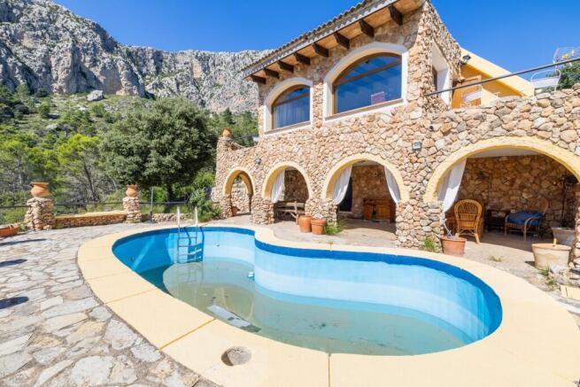 Exterior and Pool (1