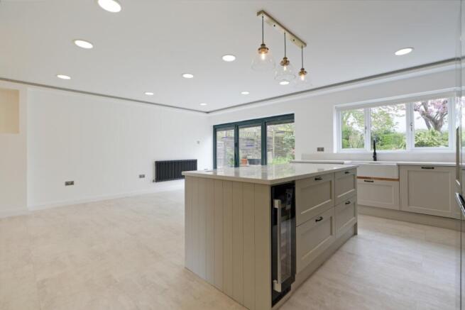 4 bed Detached to rent Image 4