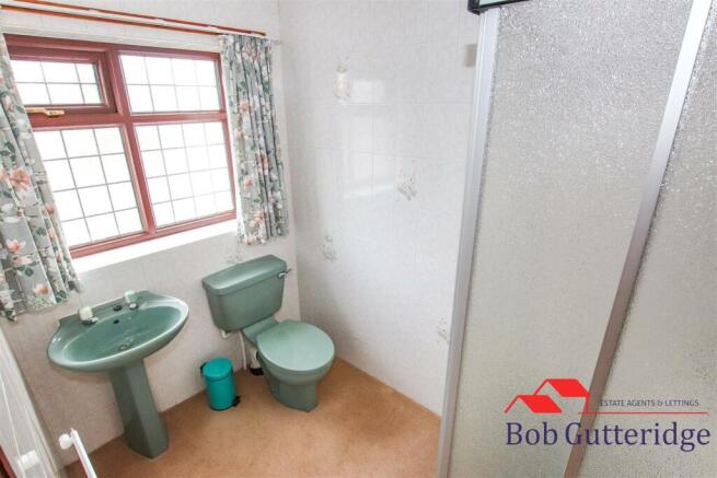 EN-SUITE SHOWER ROOM