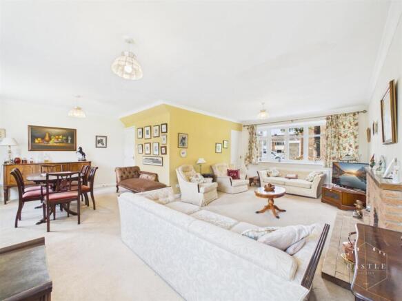 LOUNGE/DINING ROOM