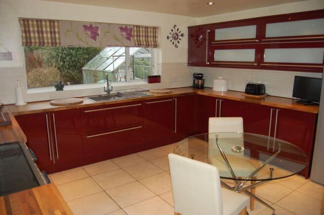 KITCHEN/BREAKFAST ROOM