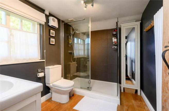 5 bed Detached for sale Image 10