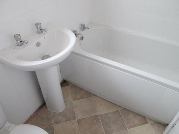 2 bed House to rent Image 5