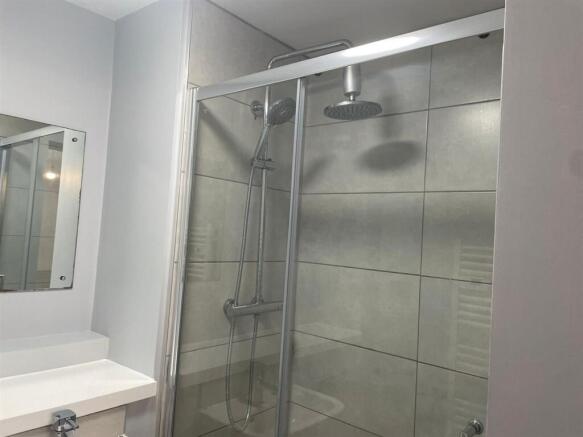 6 bed Flat to rent Image 11