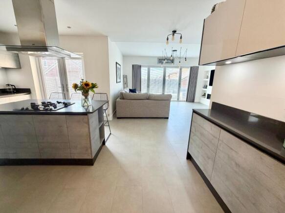 5 bed Detached for sale Image 11