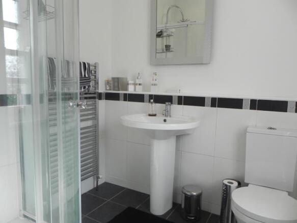 https://s3-eu-west-1.amazonaws.com/propertylab/allanmorris/property-images/standard/3742_Messuage House - En-Suite.JPG