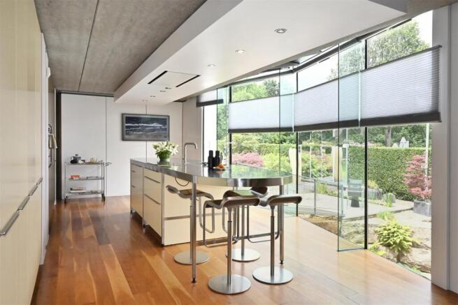 5 bed Detached for sale Image 4