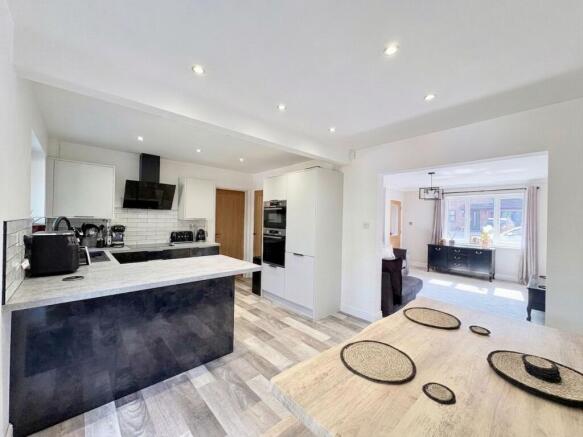 4 bed Detached for sale Image 5