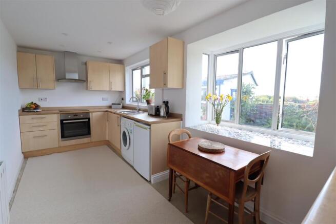 8261 Kitchen.JPG