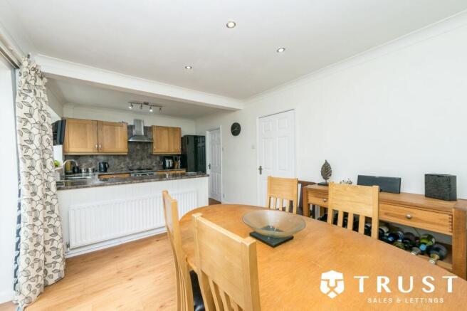 5 bed Detached for sale Image 9