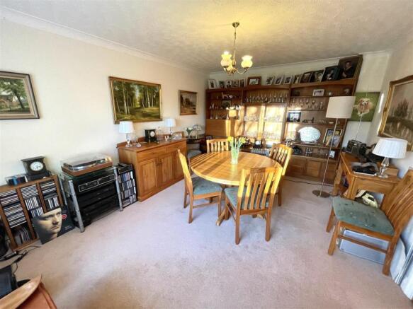 DINING/FAMILY ROOM :