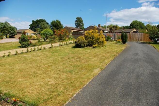 DRIVE/FRONTGARDEN
