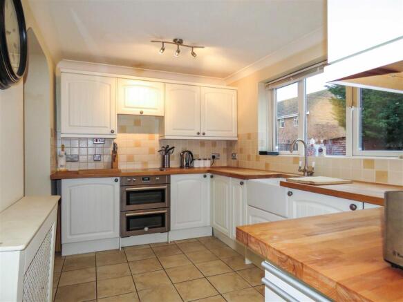 Kitchen 2.JPG