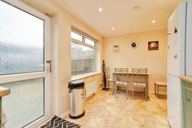 71, Fartown, Pudsey photo 4
