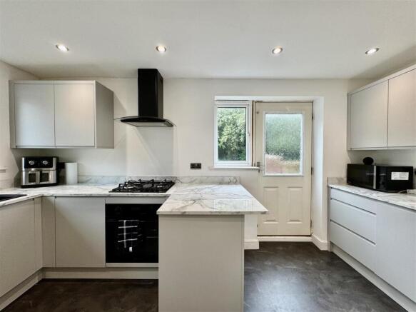 4 bed Detached for sale Image 7