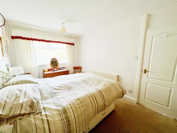 Bedroom 1 pic 2.jpg