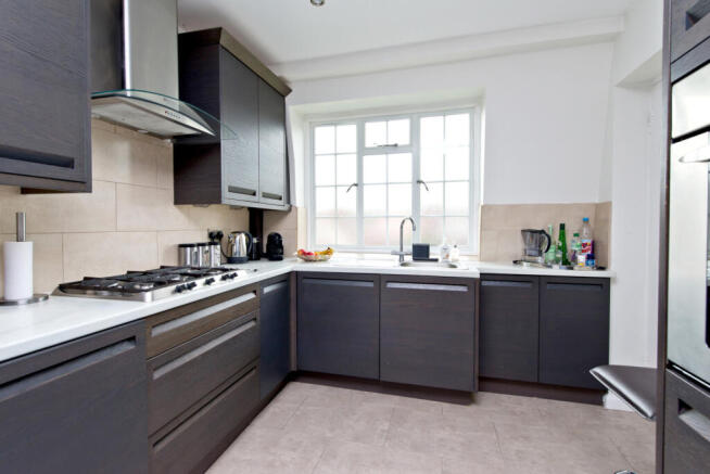 8 Raymond Court-Kit.