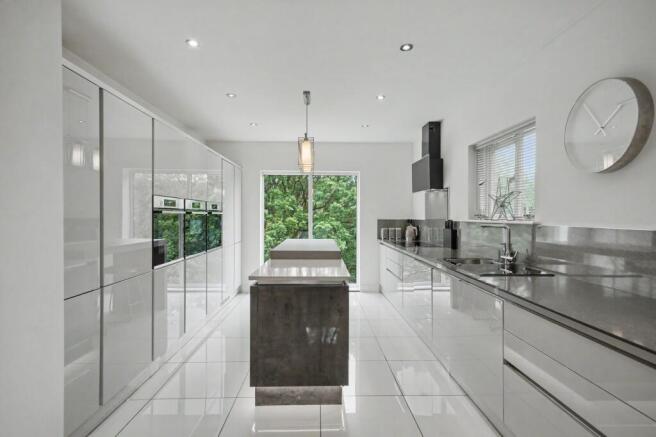 4 bed Detached for sale Image 6