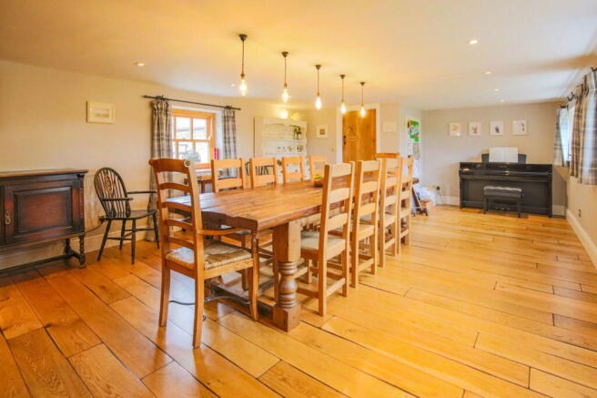 5 bed Detached for sale Image 11