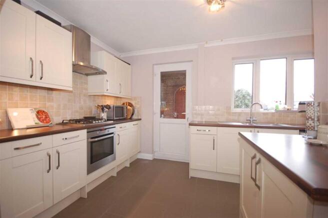 KITCHEN / DINING