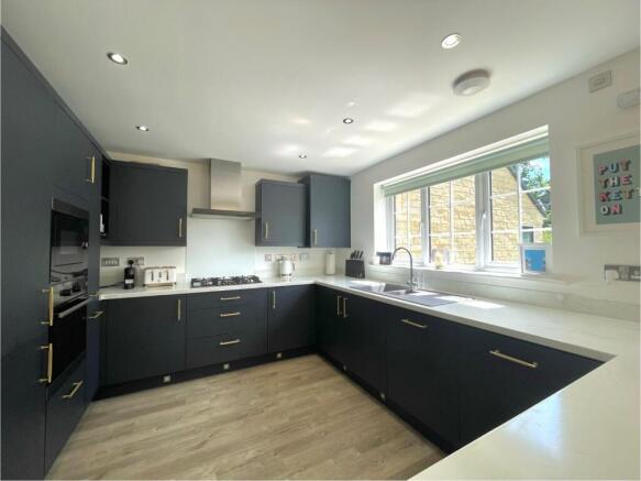 4 bed Detached to rent Image 9
