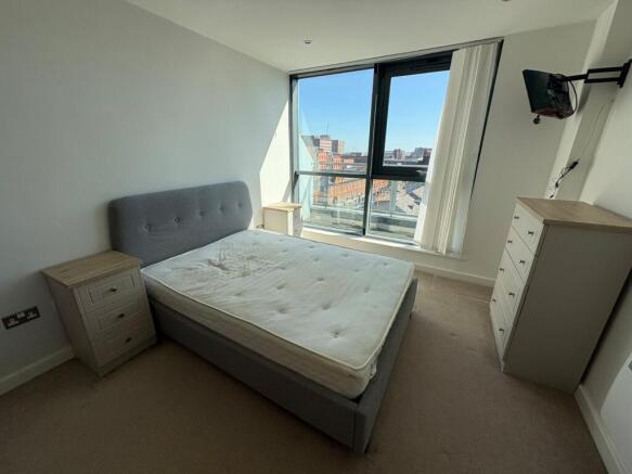 2 bed Flat to rent Image 12