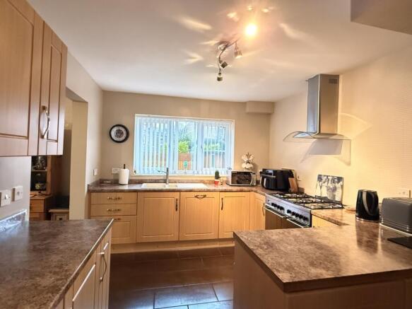 4 bed Semi-Detached for sale Image 7